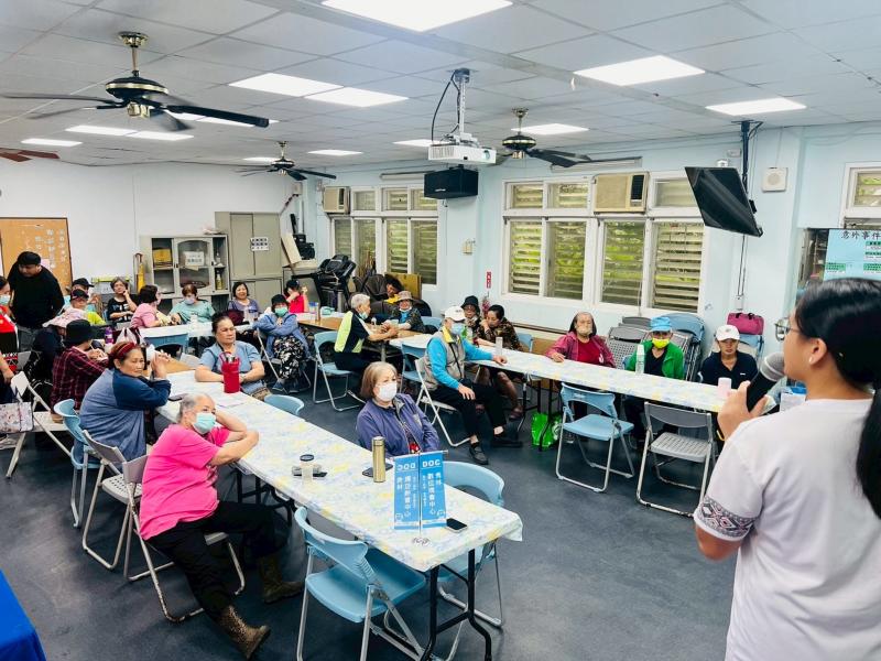 長輩們一起展開一場充滿學習與互動的《資安小尖兵》課程