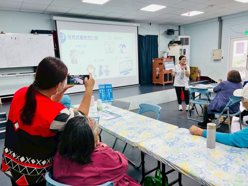 現場氣氛既溫馨又活潑，彼此幫忙、一起學習的畫面令人感動在這個數位快速發展的時代，我們希望透過這樣的課程，讓長輩們能夠輕鬆掌握科技、善用數位工具，提升生活便利性與資訊安全。