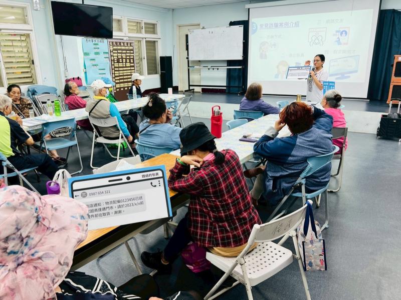 先從資訊素養的觀念出發，慢慢帶著大家認識資安，這次課堂也特別安排使用平板教學，讓長輩們透過更大螢幕、更簡易操作的介面，一步步練習數位相關設定，安心又順利