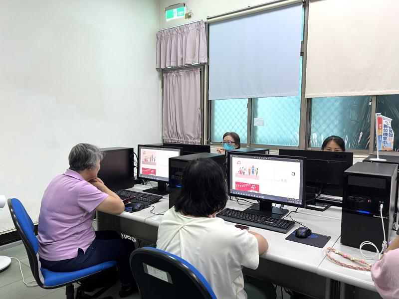 講師強調明信片主題明確，訊息傳達精準有效