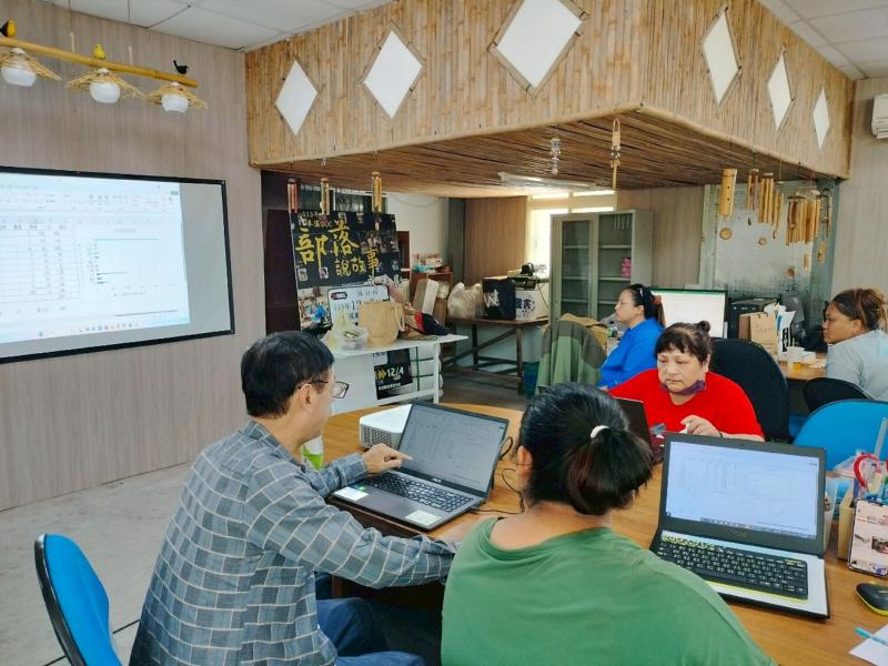 學員會認真的聽老師講課並且實際練習