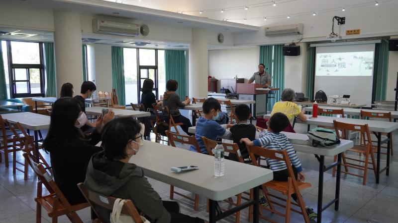 講師正在跟學員說明空拍機的基本概念、法規、操作等等。
