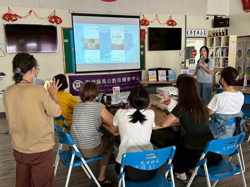 講師講解照片編修APP下載後操作流程