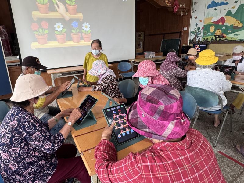 平板在手，阿公阿嬤們超專注玩插花遊戲，還比誰配色最美，氣氛超熱鬧！