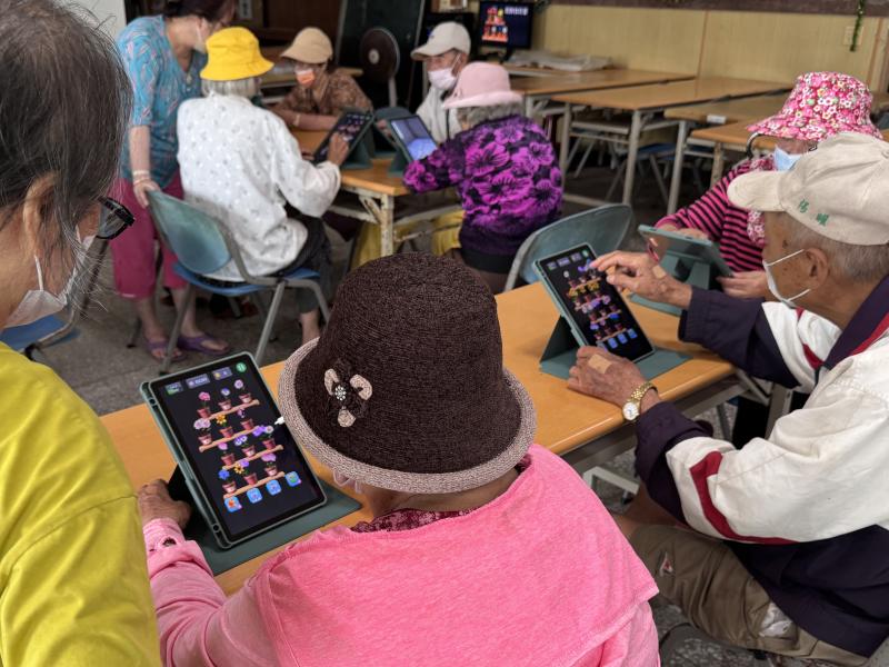 長輩們玩得起勁，插花消消樂變成腦力大考驗，越玩越有成就感，根本停不下來！