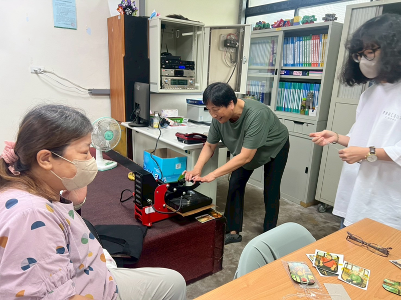 學員利用平燙機製作行李吊牌