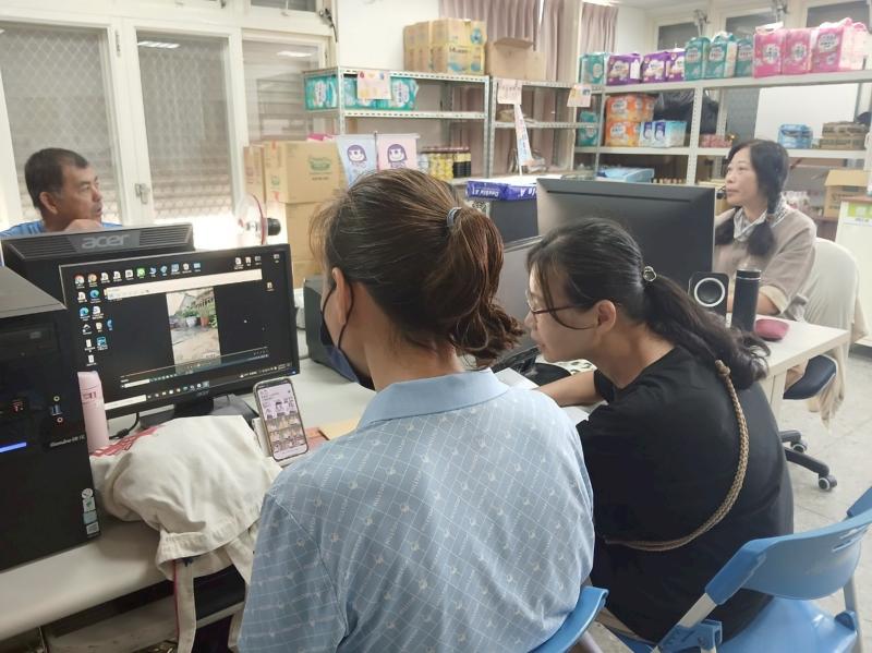 蔡愛清老師教導學員如何將之前拍攝的照片進行後製處理，數位小幫手吳秋蘭也在一旁細心指導學員操作