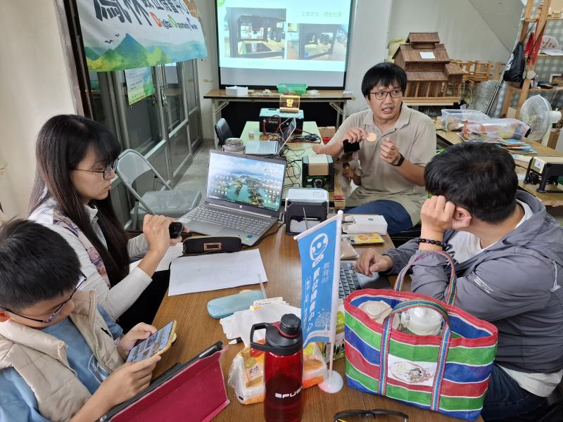 講師介紹簡易雷雕機使用方法，使用小木塊測試效果