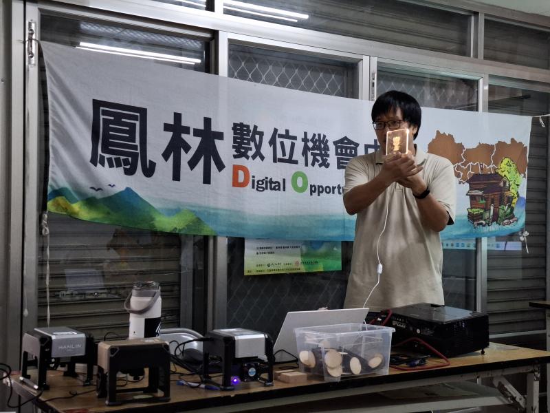 講師說明陰刻與陽刻，並教學如何再繪圖軟體中將圖片轉換成陰刻效果，在雷雕機的設定也要有所調整