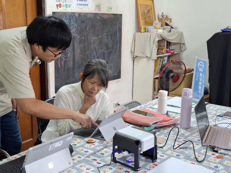 講師指導學員操作繪圖軟體調整圖片