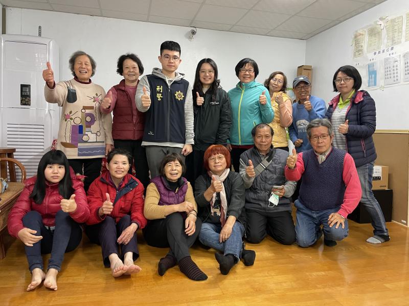 苗栗市刑大警官與學員合照