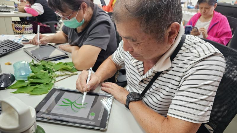 使用 Sketchbook APP 仔細描摹。