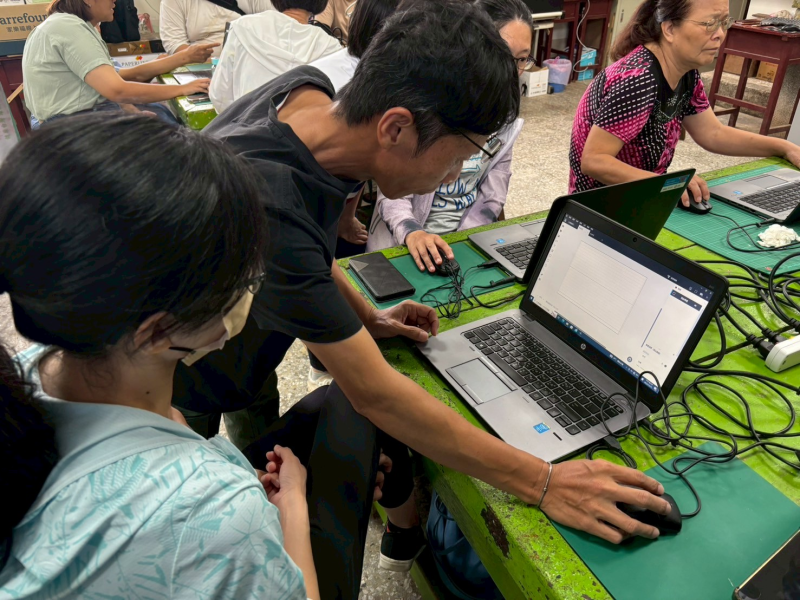 助教協助教導學員操作繪圖軟體