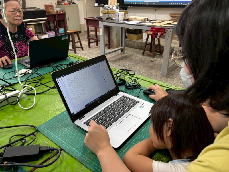 媽媽帶小朋友一起來學習使用繪圖軟體