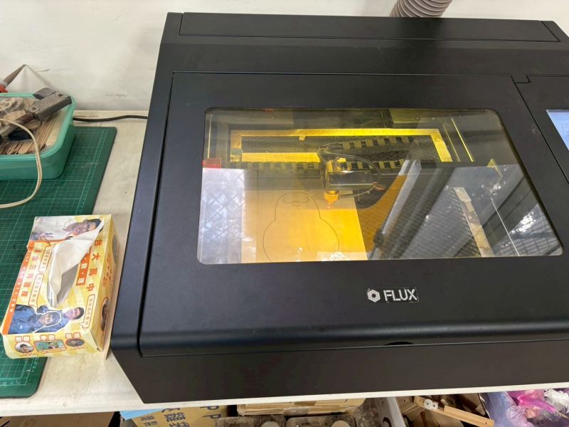 雷雕機器把學員的成品刻印出來