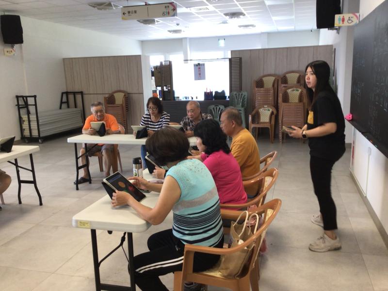 志工協助上課DOC學員學習操作
