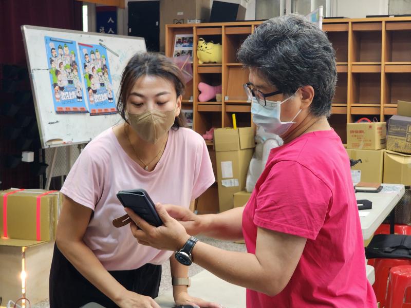 老師在教學元操作手機