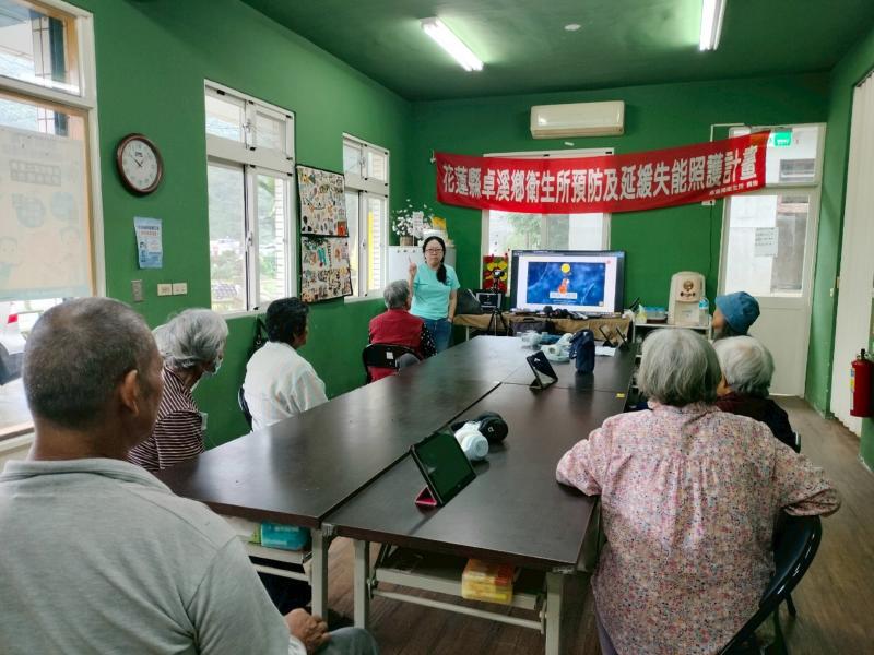 長者透過發音練習,有助於訓練口腔與喉嚨的肌肉,預防退化與吞嚥困難。