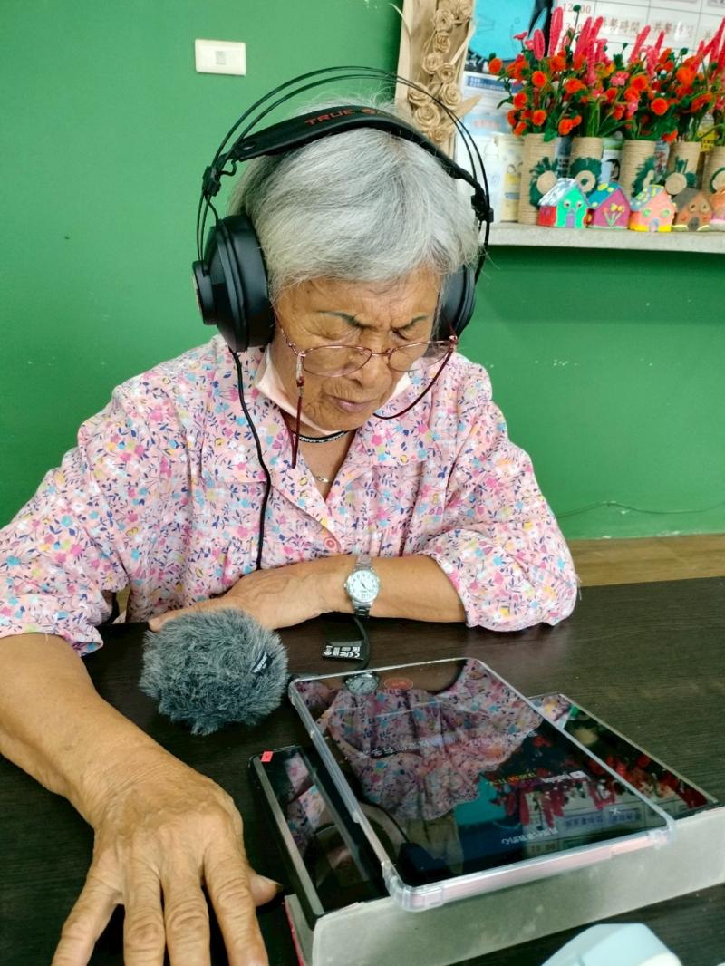 長者運用歌唱軟體學習錄製作品,大家唱得開心又投入。