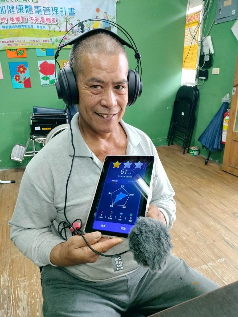 透過這樣的數位學習,讓長者不但享受唱歌的樂趣,也與時俱進,感受到科技帶來的新體驗與生活樂趣。