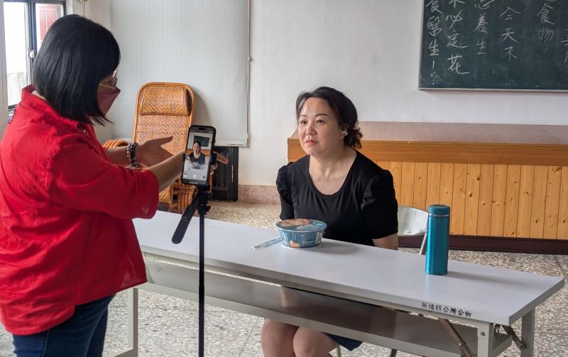 老師以吃泡麵,示範短影音拍攝