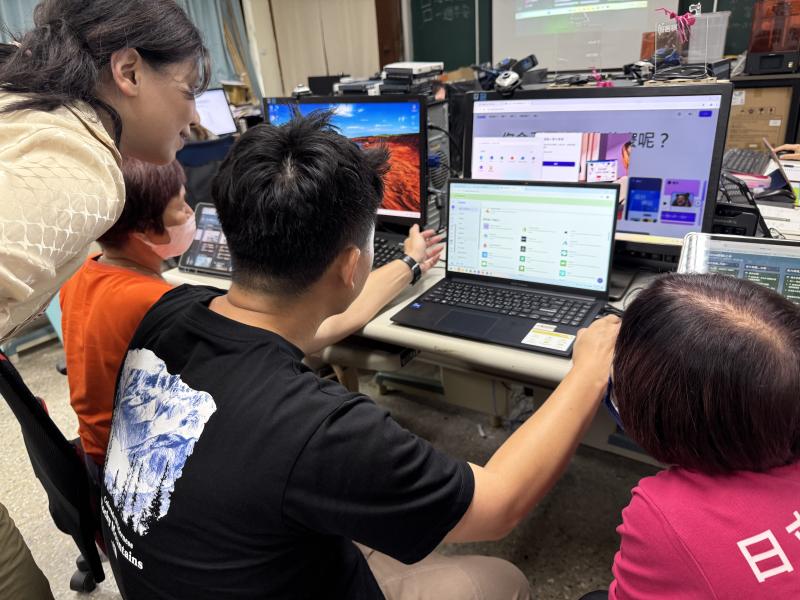 老師個別指導學員操作影片製作過程