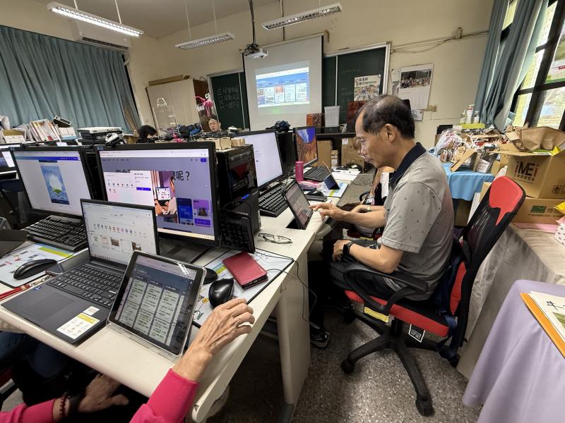 學員們都很認真學習