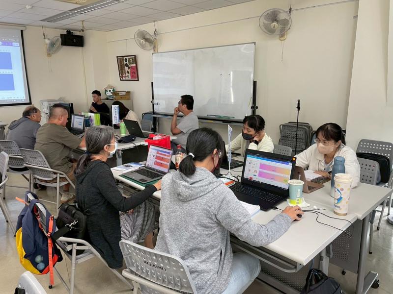 講師仔細的介紹說明設計概念