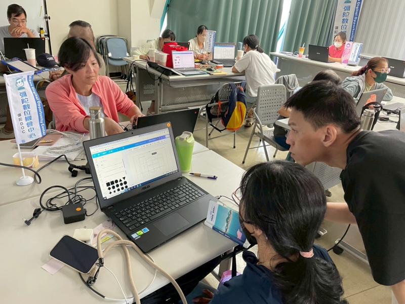 講師親切的指導學員操作軟體應用