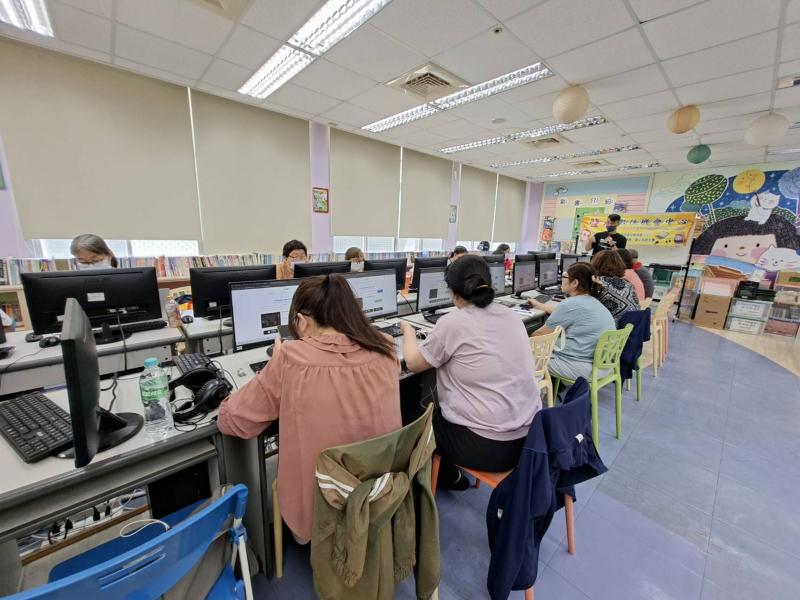 講師陳文凱在介紹課程大綱，從開始到成品