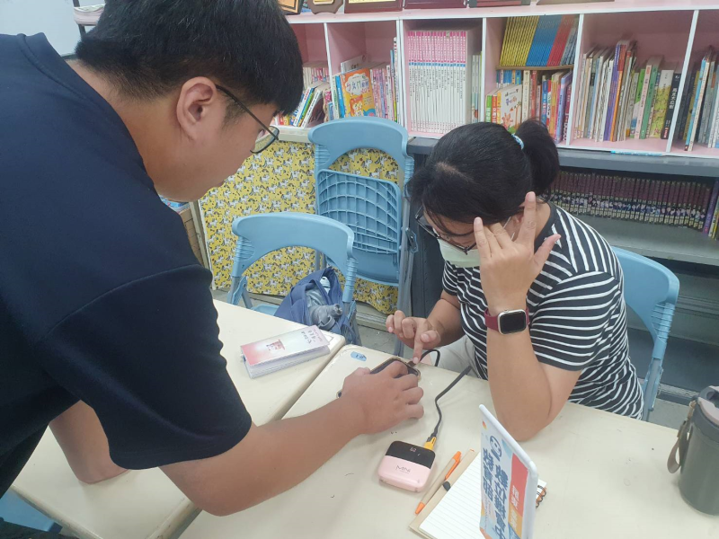 講師教導學員如何修圖