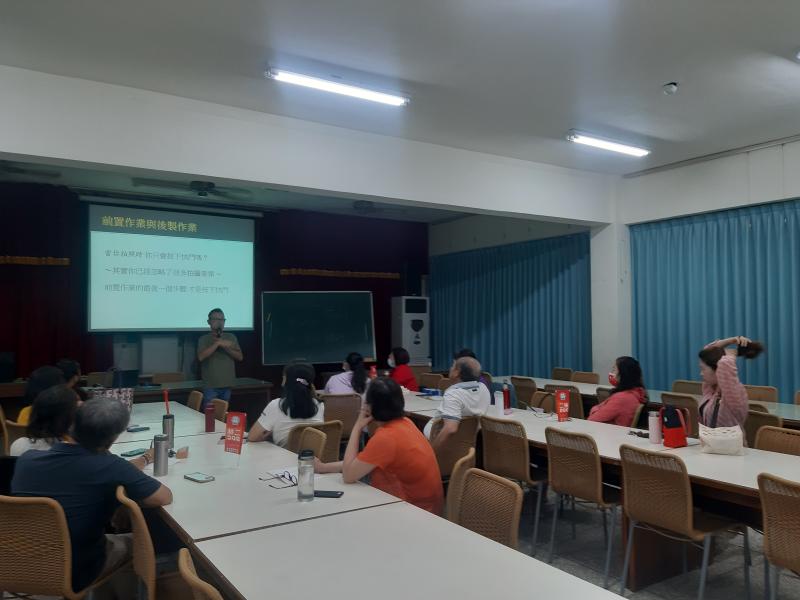     [用相片寫日記],結合影像與文字,不僅能保留當下的情感,也能讓回憶更加生動。課程一開始,講師為大家講解攝影的基本概念,包括手機拍照的 操作方式、光線與構圖的重要性。老師特別強調[把照片拍好,比事後的修圖更為重要]，讓大家知道一張好的