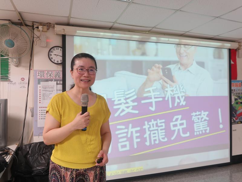 魚池數位機會中心特別在中明行動分班開啟銀髮手機防詐嚨免驚課程