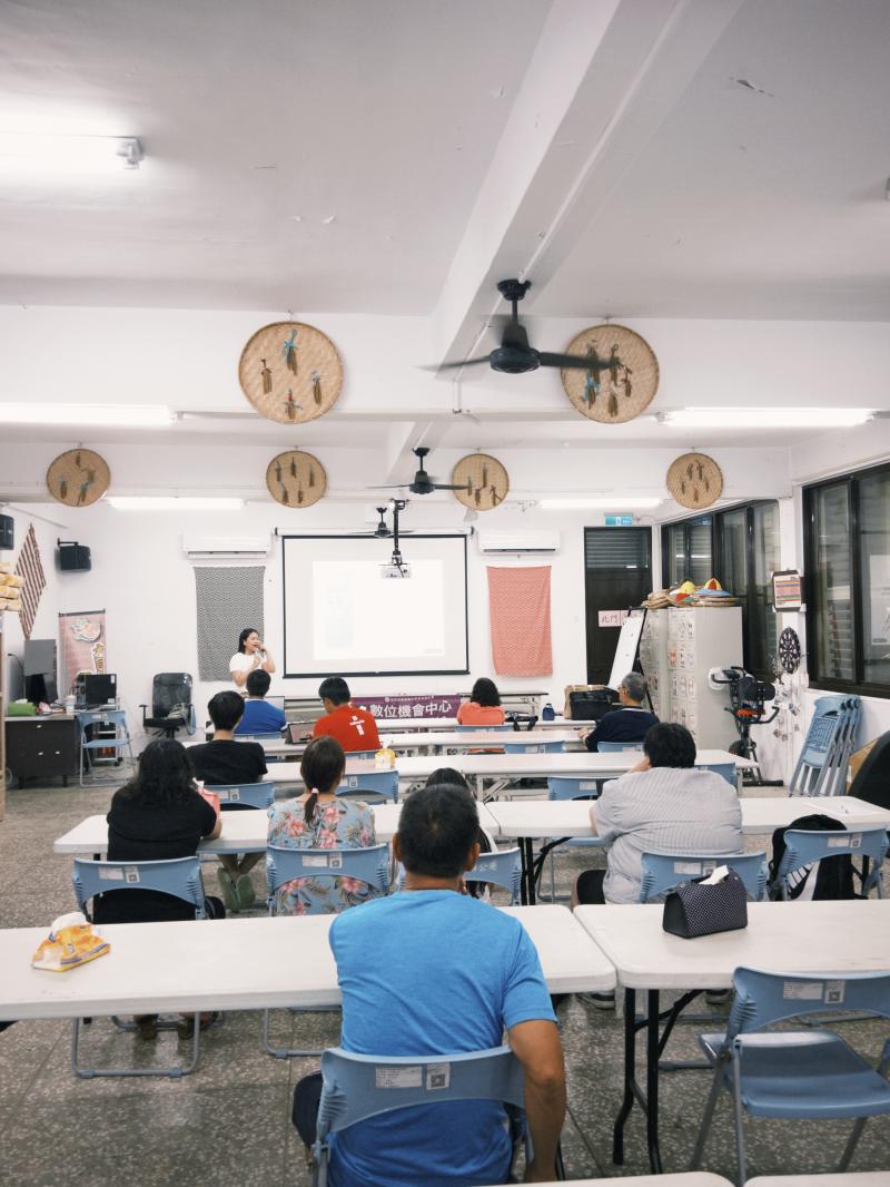 講師一開始就帶領大家進入AI的世界，從「AI是什麼？」談起