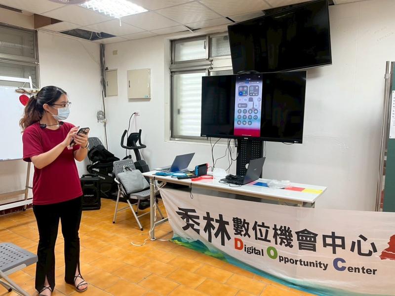 讓長輩們透過更大螢幕、更簡易操作的介面，一步步練習數位相關設定，安心又順利