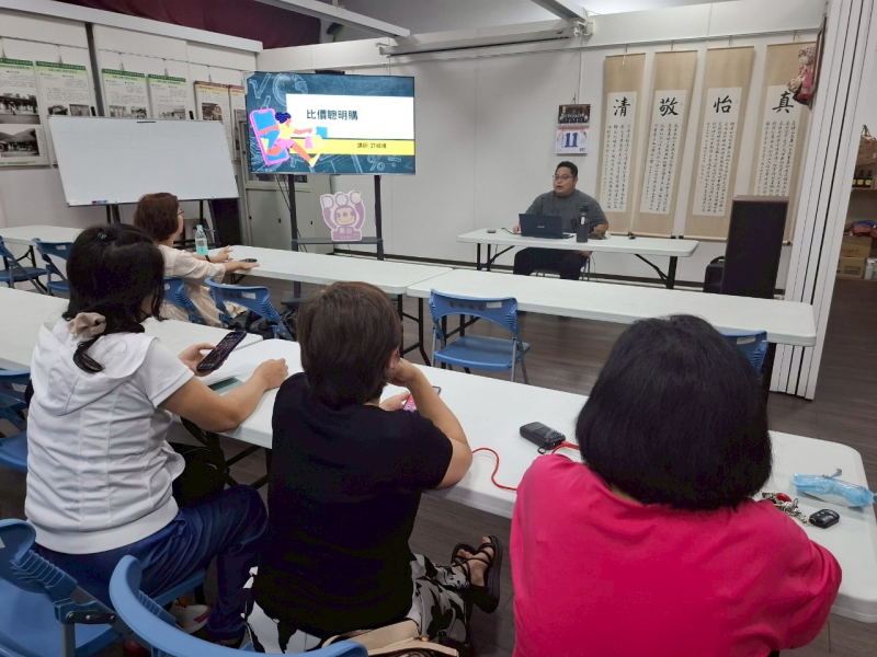 因應過去疫情期間建立起的線上學習習慣,鹿谷DOC累積了不少來自鄰近鄉鎮、習慣利用網路上課的學員,因此即使疫情趨緩,DOC每年仍持續開設線上課程,並嘗試實體與線上同步進行。本次課程即採用此模式,現場共有4位學員到場,線上同時有10位學員參與。