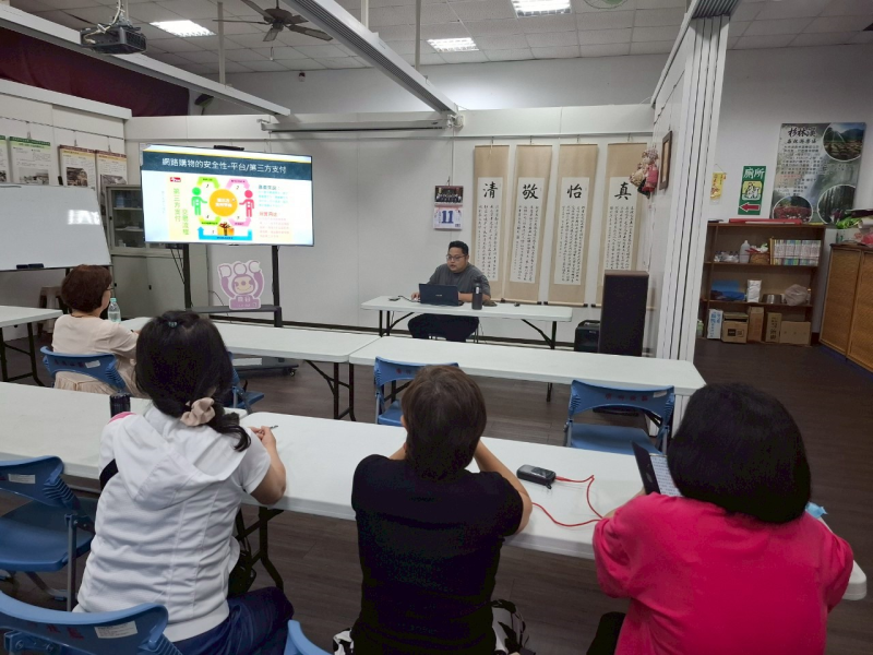 講師向學員們深入說明了 B2B 與 B2C 的基本差異,並帶領大家認識各種購物通路的重要性。透過這次課程,學員了解到,只要在網路購物時挑選正確、信譽良好的管道,就能有效降低遇到詐騙的風險。網路購物雖然方便快速,但若懂得分辨與運用,便能安心享