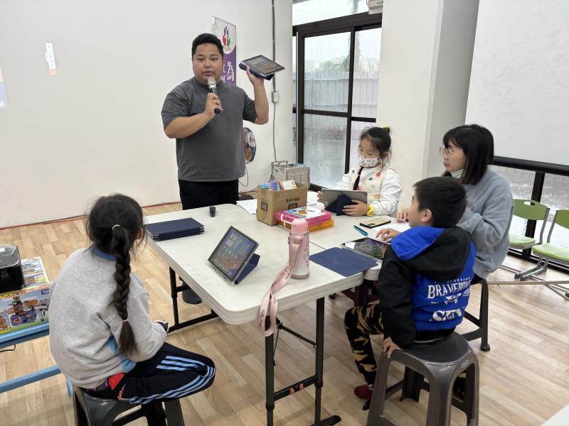 在實作體驗階段，講師親自帶領親子學員實際操作AR程式設備，讓小朋友體驗自己的繪圖也能夠變換成AR虛體圖像，出現在實體環境中，逐步示範與引導。學員們興奮地嘗試AR繪畫遊戲與虛擬環境探索，家長與孩子一同沉浸在科技互動的樂趣中