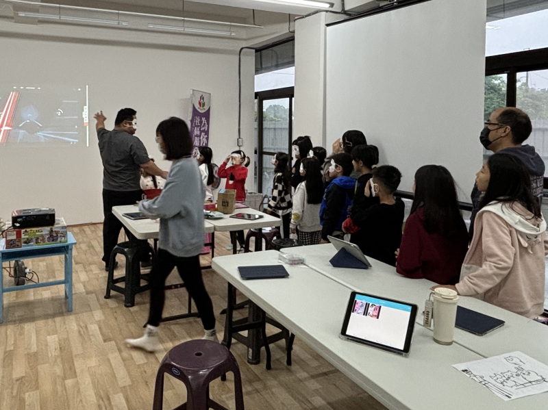 在實作體驗階段，講師親自帶領親子學員實際操作VR設備，從穿戴、操控到畫面切換，逐步示範與引導。學員們興奮地嘗試VR遊戲與虛擬環境探索，家長與孩子一同沉浸在科技互動的樂趣中，也在過程中學習安全使用裝置的重要性。