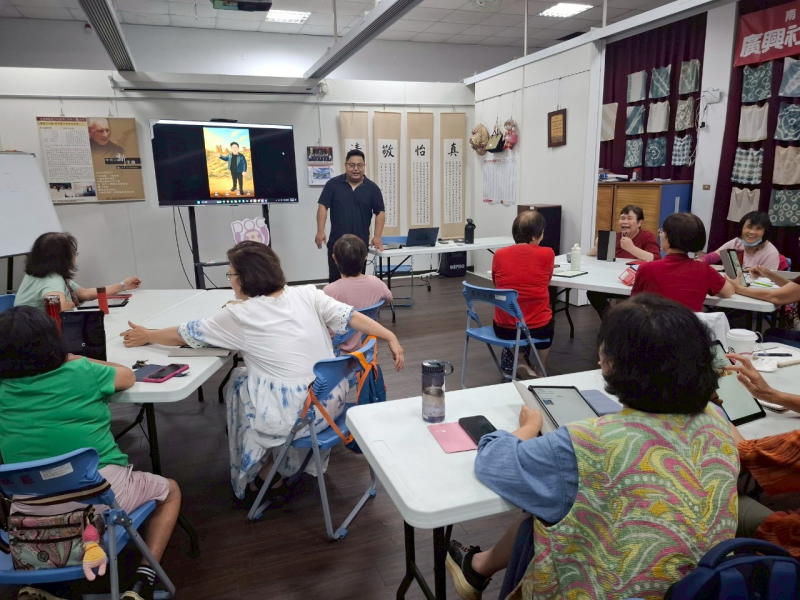 課堂一開始由講師介紹AI的應用及提示詞,來讓學員熟悉指令,接著並示範如何使用AI工具產出具個人風格的早安圖,也讓學員體驗透將自己的照片做修改得,透過示範不同的指令讓AI產出不同的結果,讓學員快速了解AI生成圖片的流程與創作潛力