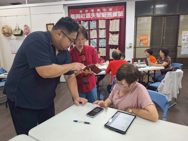 進入實作環節,講師與助教走到學員身邊,逐一協助學員操作AI圖像工具的操作。針對有操作困難的學員也耐心引導,讓大家都能順利完成個人化圖片。從圖片中可見學員們專注於手機或平板操作。