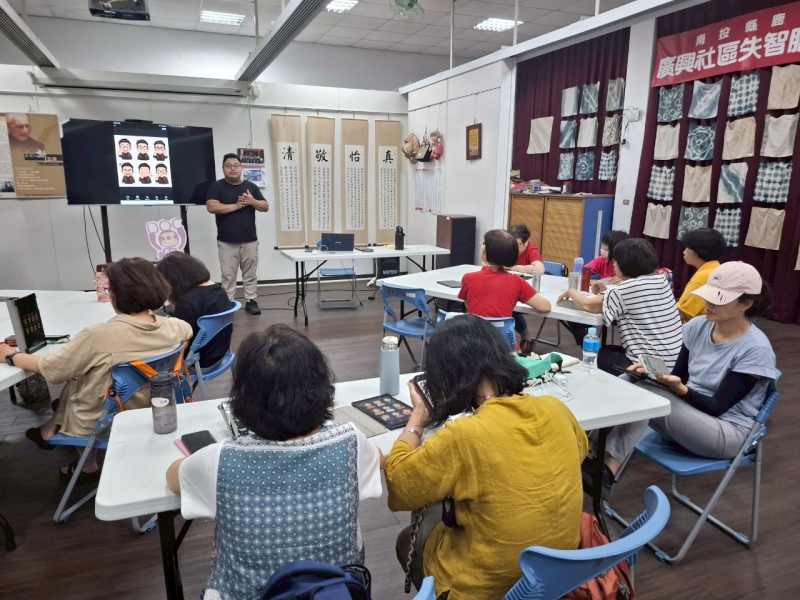 第二堂課程引導璇生用上次製作的個人早安圖,接著再導入LINE貼圖製作階段,講師示範如何透過AI創作的角色上傳轉換為實用貼圖。接著讓學員們開始操作,也利用LINE拍貼編輯自己的圖像,調整圖層與排版,完成一組屬於自己的貼圖並上架成功