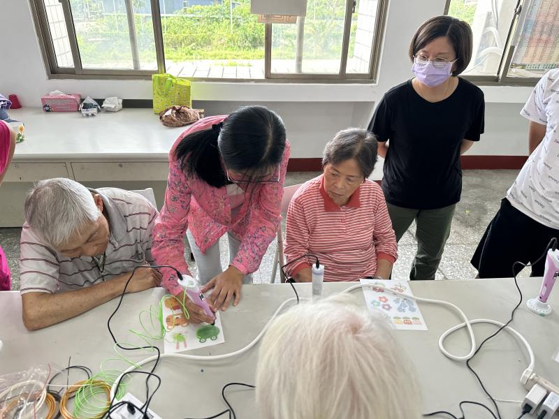 老師指導學員圖案增加厚度較為立體及補充加強的地方.