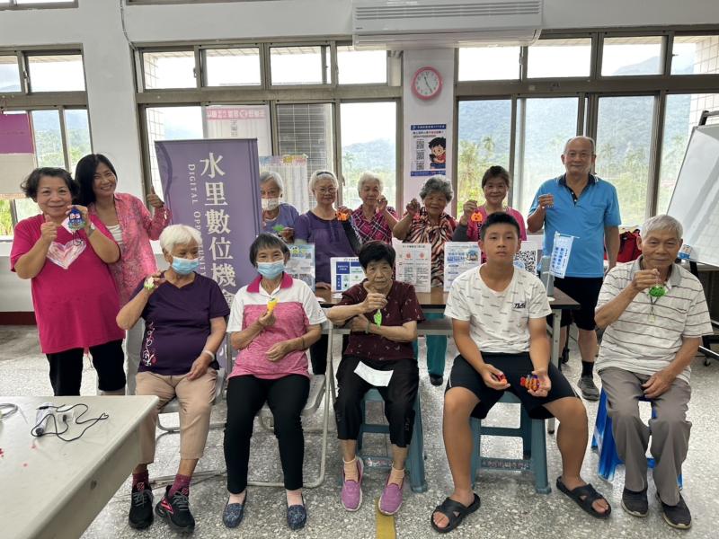 學員拿著自己的作品鑰匙圈作品與老師拍張大合.照