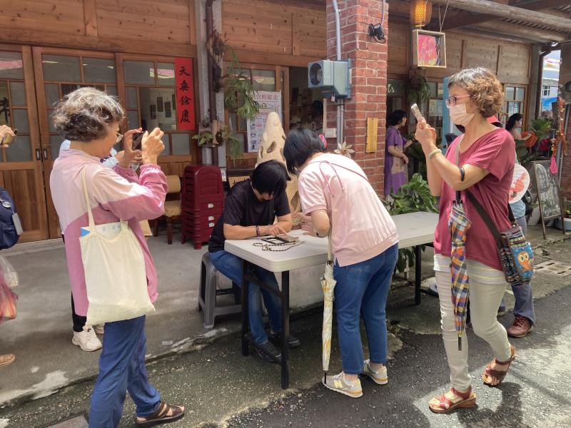 由不同的角度、運鏡手法拍攝影片素材