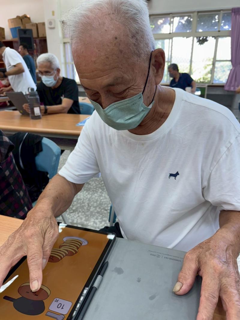 讓長輩親自操作平板，體驗APP的遊戲與功能，除了使用防失智APP，平板還能讓長輩觀看懷舊影片、聆聽音樂、參加線上課程、與親友視訊，增強社交互動、減少孤獨感，也是預防失智的重要一環。