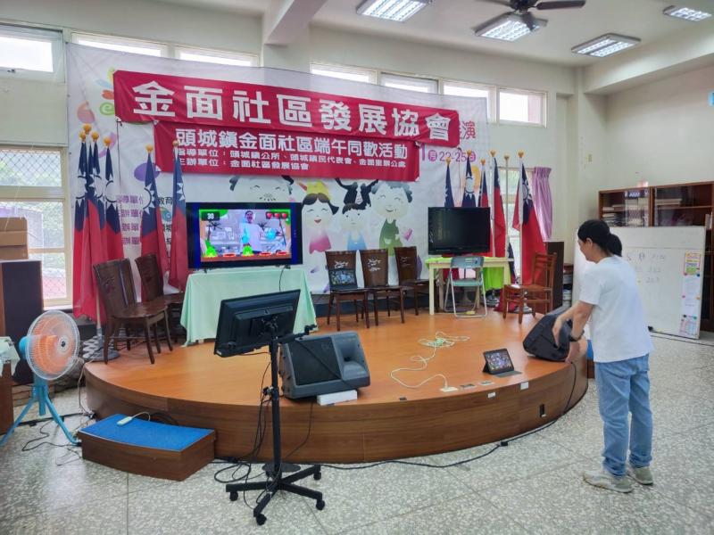 助教用平板在大型螢幕上進行「動作類防失智APP遊戲」示範，讓長輩動動身體，還能增強反應力與協調性。