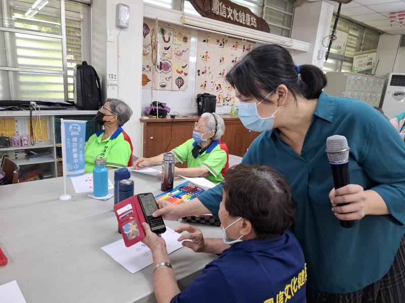 講師協助學員完成AI生成圖片並下載到手機裡