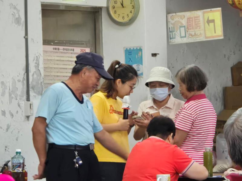 講師教導學員操作手機