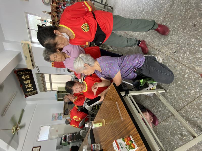 老師個別指導學員的問題，協助處理。